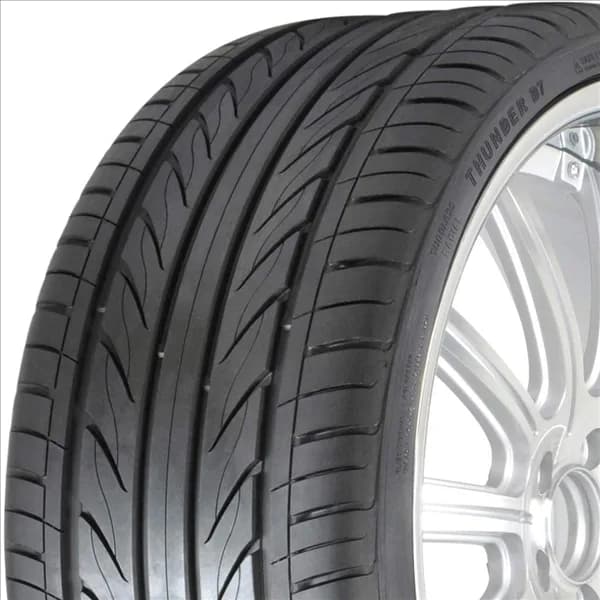 Delinte D7 A/S UHP 275/35R20 tire