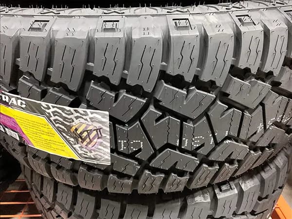 Suretrac RADIAL A/T LT275/65R20 tire