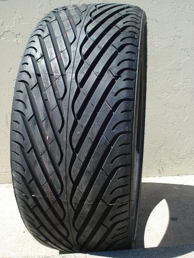 LEXANI L4500 305/40VR22 114V XL Tire | 320AA Performance SUV Tire 1